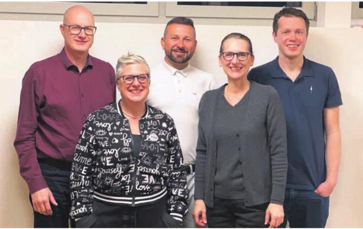 Die SP-Führungscrew (vorne): Simone Allenspach und Laura Pascolin. Hinten (v. l.): Christof Hübscher, Sasha Stojmenovski, Matthias Schneider. Es fehlen: Corinne Manimanakis und Cyrille Meier. Bild: zg