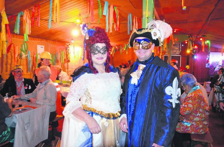 «La Donna Lotti» und «Il Cavaliere Strubig» – hier im «Coop-Beizli» – haben sich prächtig in Schale geworfen und als Duo ihr Publikum begeistert. Bilder: Thomas Stöckli