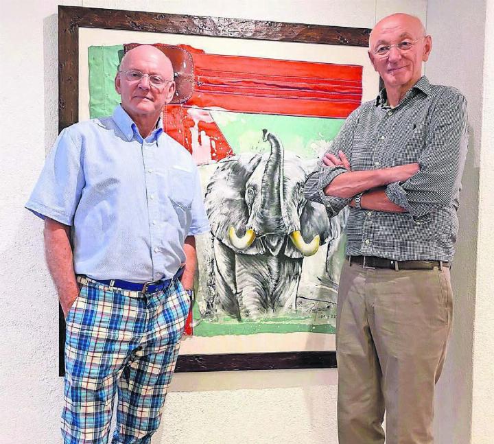 Rolf Knie (l.) und den Bremgarter Galeristen Pius Fischbach (r.) verbindet eine jahrzehntelange Freundschaft. «Wenn wir zusammensitzen, verändern wir gefühlt die Welt. Und am nächsten Tag ist sie doch gleich wie zuvor», schmunzelt der Künstler. Bild: zg