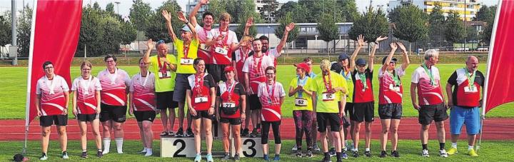 Viel Freude über einen Podestplatz: Siegerehrung der 4x100m-Staffeln. Bild: zg