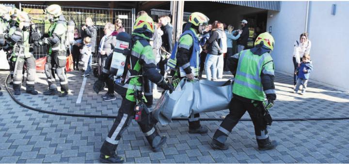 Der Atemschutztrupp demonstriert eine Rettung aus dem «brennenden» Haus. Bild: Verena Anna Wigger