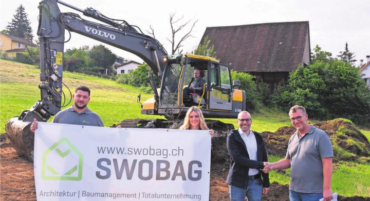 Der Spatenstich für die Grossüberbauung ist erfolgt (v. l.): Ardit Binakaj (Swobag, Bauleitung), Nathalie Ettinger, Reto Jakob (beide RJ ImmoInvest GmbH, Bauherrenvertretung) und Lukas Schurter (Swobag, Totalunternehmen, Geschäftsleiter). Bild: Daniel Marti