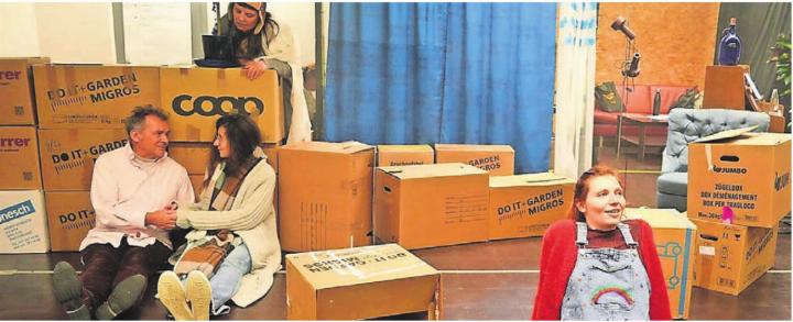 Maxi (Fabienne Bossart, links) im Zügelchaos. Herr Sternheim (Willy Müller) und Frau Lichtblau (Grazia Giampà) haben sich gefunden, beobachtet von Herrn Bello (Irene Kirchmeier). Bild: zg