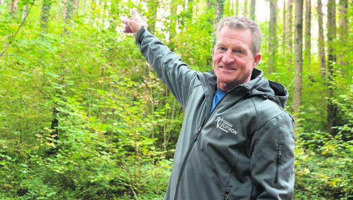 Förster Urs Huber leitet sowohl den Forstbetrieb Zufikon als auch 
denjenigen im Kelleramt. Für «seinen» Wald setzt er sich sehr stark ein.
Bild: Archiv/rwi