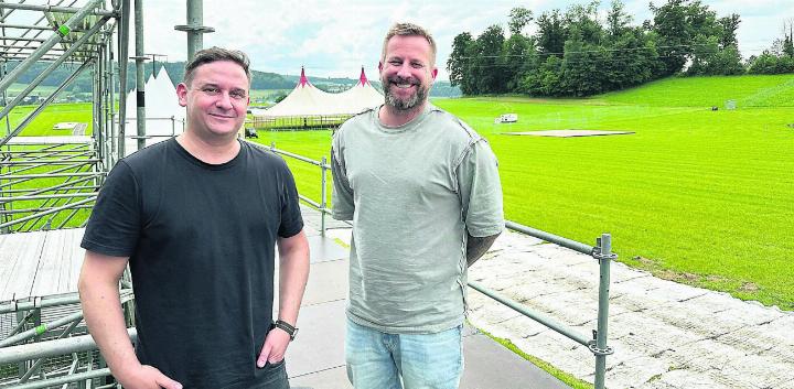 Die Macher des Hive Air am vergangenen Dienstag auf dem Gelände: Anatol Gschwind (links) und Robin Brühlmann. Hinten das Zelt des Circus Monti. Bild: Stefan Sprenger