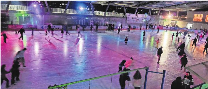 Mit guter Musik sorgt ein DJ für den nötigen Drive auf der Eisfläche. Bild: zg