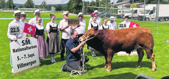 Alle auf einem Bild: OK, Ehrendamen, Züchter, Spender – und natürlich Siegermuni «Rammo» posieren für das Gruppenbild. Bilder: Stefan Sprenger