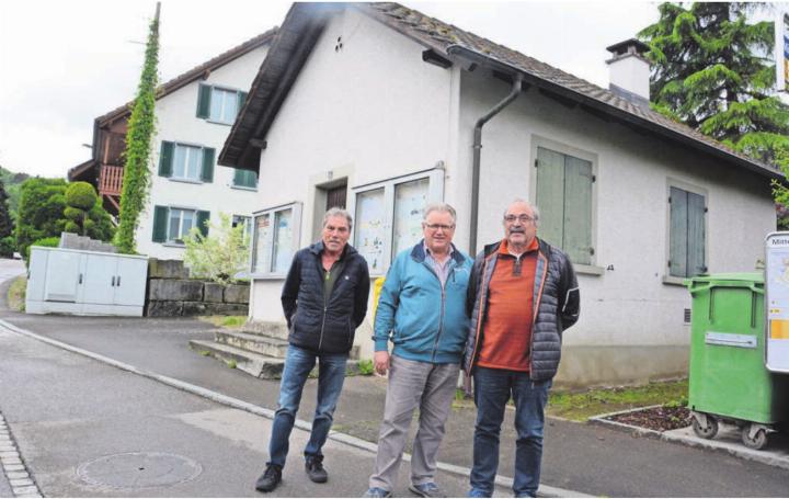 Die IG Casino mit (von links) René Seiler, Thomas Moor und Rolf Seiler – hier vor dem Objekt der Diskussionen – hat mit der Beschwerde einen Teilerfolg erzielt und hofft nun, dass es endlich vorwärtsgeht. Bild: Archiv