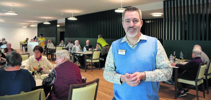 Heimleiter Ralph Huggel zeigt gerne den neuen Speisesaal des Solino. Auch die Bewohnerinnen und Bewohner fühlen sich bereits wohl. Bild: Annemarie Keusch