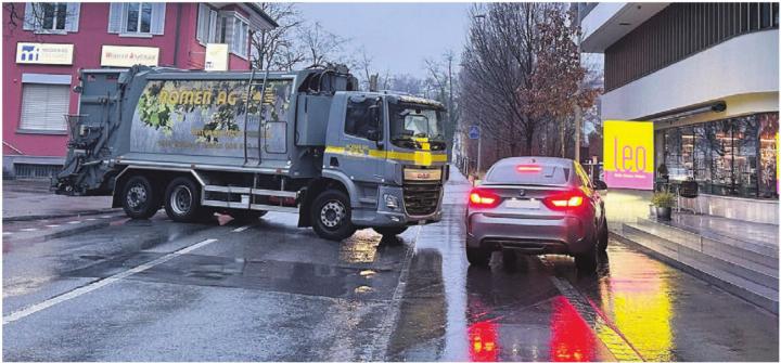 Barriere und Terrorsperre, die auch eine abschreckende Wirkung erzielen soll. Die Zufahrt zum Chlausauszug ist vor dem Restaurant Leo durch den Lastwagen blockiert. Dieser Automobilist (im Bild) umfährt die Absperrung allerdings (gleich mehrfach) ohne Probleme. Barriere und Terrorsperre, die auch eine abschreckende Wirkung erzielen soll. Die Zufahrt zum Chlausauszug ist vor dem Restaurant Leo durch den Lastwagen blockiert. Dieser Automobilist (im Bild) umfährt die Absperrung allerdings (gleich mehrfach) ohne Probleme.