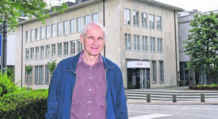 Ewige Treue ein Berufsleben lang: Thomas Huber und die UBS – vor dem neuen Hauptsitz in Wohlen – haben zusammen eine spezielle Erfolgsgeschichte geschrieben. Bild: Daniel Marti