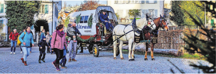 Fuhrhalter Meier bringt mit seinem Märlitram die grossen und kleinen Zuhörer zum Märchenschloss. Bild: hus