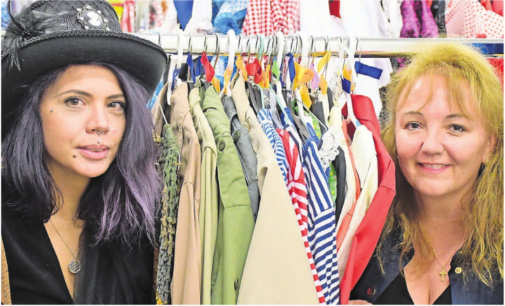 Manuela Schär (links) und Daniela Müller sind ganz in ihrem Element. Sie suchen, bis das perfekte Kostüm gefunden wird. Bild: Monica Rast
