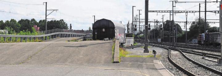 Der Freiverlad muss aus dem Bahnhofgebiet weichen (nach Dottikon), erst dann kann das Gebiet Bahnhof Süd weiterentwickelt werden, inklusive neuer Linienführung und neuer Endstation der Aargau Verkehr AG. Bild: Daniel Marti