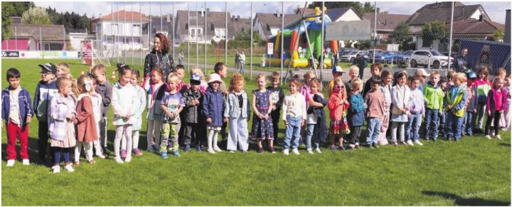 Mit frohen Gesängen der Kindergärtler wurden die Festivitäten eröffnet. Bild: tre
