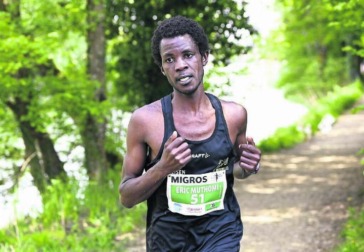 Eric Muthomi am Aargauer Volkslauf, den er gewonnen hat. Das Trikot der LA Mutschellen trägt er voller Stolz. «Das war ihm von Anfang an sehr wichtig und freut uns enorm», sagt Ralph Huggel, Hauptleiter des Vereins. Bild: Alexander Wagner