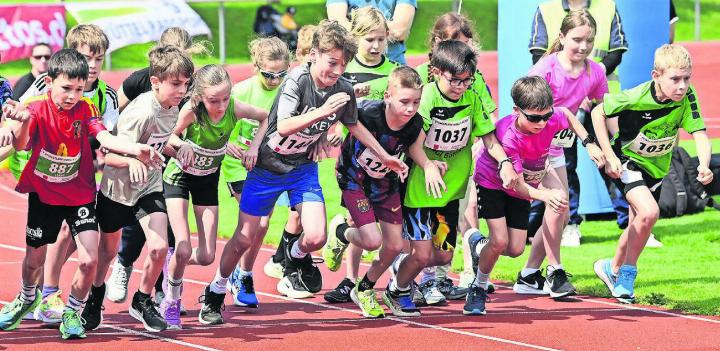 Mit ein wenig Ellbogen und ganz viel Freude: Start bei der Kinderkategorie am Pfingstlauf. Bild: Alexander Wagner
