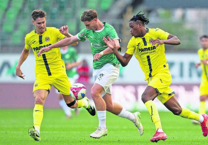 Der letzte Test der St. Galler war am Dienstag gegen Villarreal (2:2). Alessandro Vogt (Mitte) setzt sich gegen Juan Marcos Foyth und Jean Yves Valou von Villarreal durch. Bild: Freshfocus