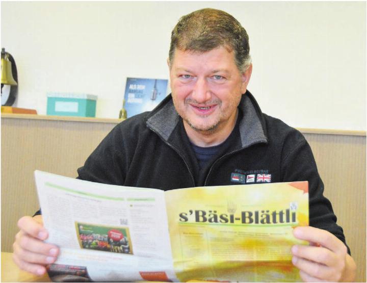 Gemeindeammann Mario Räber mit der aktuellen und vielleicht zweitletzten Ausgabe des «Bäsi-Blättli». Bild: Annemarie Keusch Gemeindeammann Mario Räber mit der aktuellen und vielleicht zweitletzten Ausgabe des «Bäsi-Blättli». Bild: Annemarie Keusch