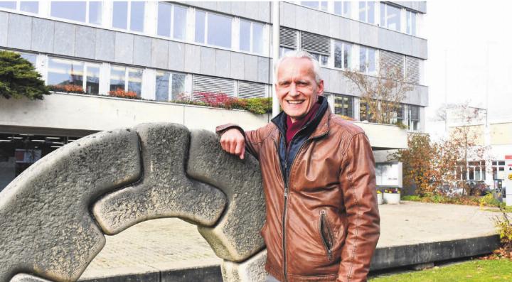 Markus Keller vor dem Wohler Gemeindehaus: Er setzt im Wahlkampf auf seinen starken Leistungsausweis.
Bild: Daniel Marti Markus Keller vor dem Wohler Gemeindehaus: Er setzt im Wahlkampf auf seinen starken Leistungsausweis.
Bild: Daniel Marti