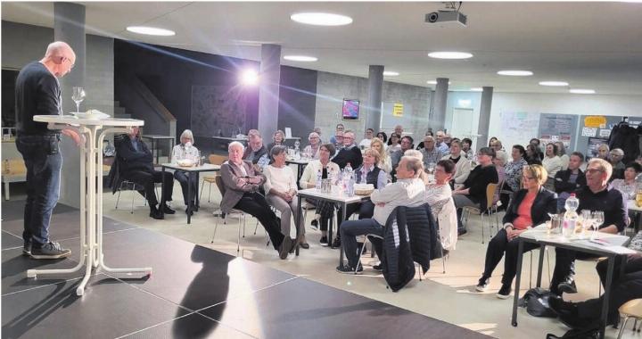 Der Anlass «Wein und Worte» ist auf grosses Interesse gestossen. Paul Steinmann (Bild) und René Schmidli begeisterten das Publikum. Bild: str Der Anlass «Wein und Worte» ist auf grosses Interesse gestossen. Paul Steinmann (Bild) und René Schmidli begeisterten das Publikum. Bild: str