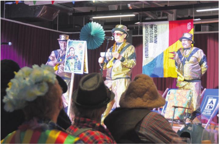 Die «Golden Boys» trugen ganz klassische Schnitzelbänke vor – samt Zeichnungen, wie hier SVP-Präsident Roman Roth und Tempo 30.