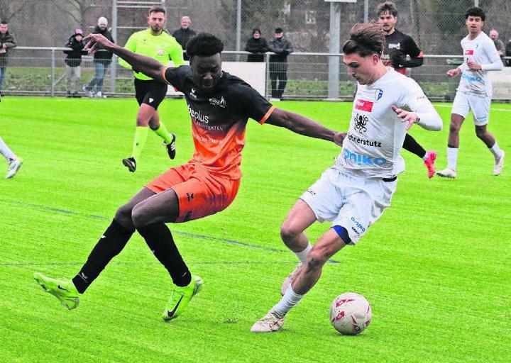 Noel Romano (rechts) gegen Schötz-Spieler Abraham Yeboah Boateng. Ein Fehler des Wohlers läutet die Niederlage ein. Bild: Josip Lasic