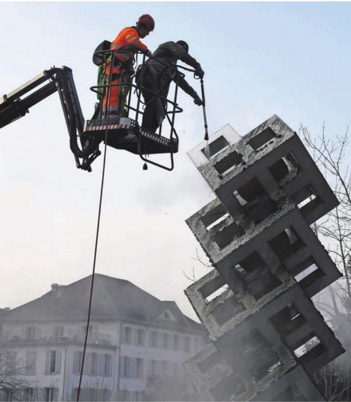 Gemeinderat Olivier Parvex, wohl schwindelfrei, machte den Anfang der Putzaktion ganz oben beim Brunnen. Bilder: Daniel Marti Gemeinderat Olivier Parvex, wohl schwindelfrei, machte den Anfang der Putzaktion ganz oben beim Brunnen. Bilder: Daniel Marti