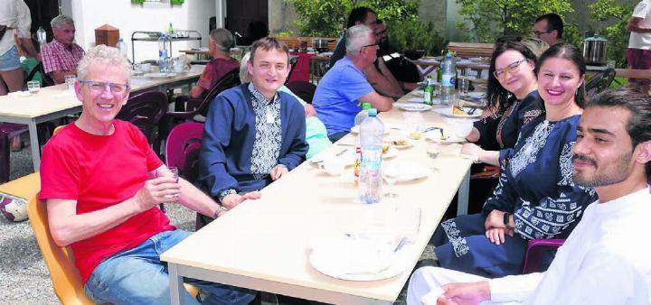 Diakon Hans-Peter Stierli (links) freut sich, dass so viele Menschen zum gemeinsamen Essen gekommen sind. Bild: tre
