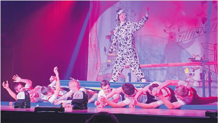 Rosie surft auf der Welle der Zufiker Feuerwehr. Bild: gum