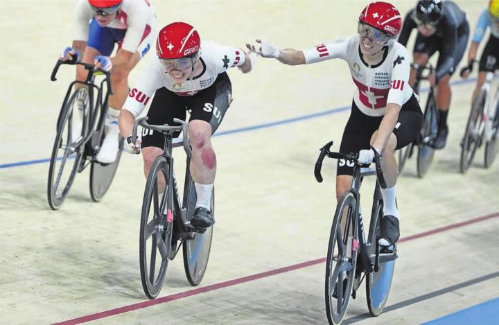 Michelle Andres (rechts) und Aline Seitz geben alles, um sich nach dem Sturz nochmals zurückzukämpfen. Bild: Keystone