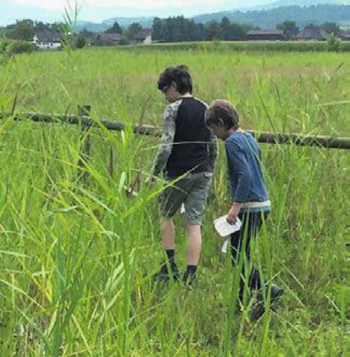 Kinder und Erwachsene erleben Spannendes in der Natur. Bild: zg