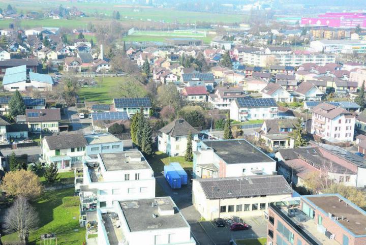 Auf immer mehr Dächern in Villmergen sind Solaranlagen montiert. Damit das Netz stabil bleibt und um besser auf die Preise im Strommarkt reagieren zu können, will die Gemeinde ein Batterieenergiespeichersystem realisieren. Bilder: Archiv