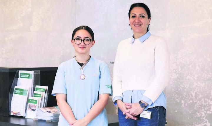 Loresa (links), Fachfrau Gesundheit im 1. Lehrjahr, und Ivana Haefeli, Leiterin Pflege & Betreuung im Alterszentrum Kehl Baden, haben sich an der letztjährigen Lehrstellenbörse kennengelernt. Bild: pd