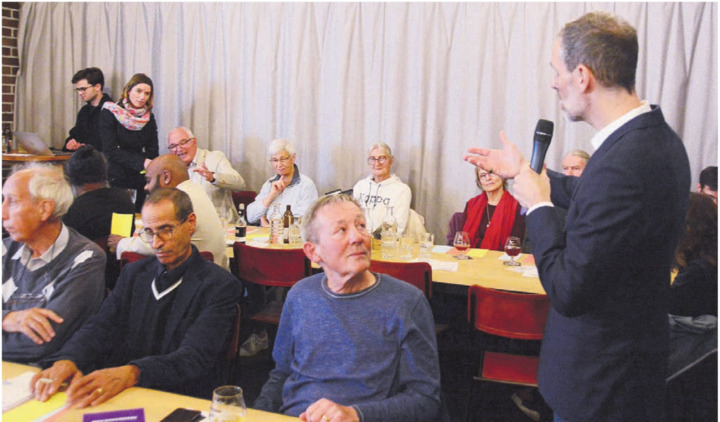 In der Villmerger Braui kamen sich Fernsehmacher und Publikum näher. Arthur Honegger, Moderator der Nachrichtensendung 10 vor 10, beantwortete Fragen und nahm Lob, aber auch Kritik entgegen. Bilder: Chregi Hansen