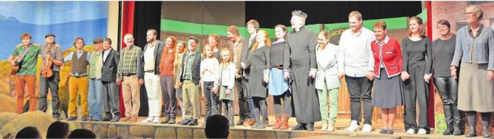 Viel Applaus und volle Ränge: Die Theatergruppe Bünzen durfte sich für ihre Produktion zum 40-Jahr-Jubiläum feiern lassen. Bilder: Archiv