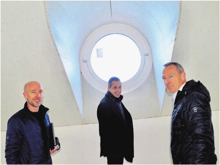 Ein prägendes Element sind die Rundfenster im Dachgeschoss des Wohnhauses. Sie nehmen Bezug auf den nahen Kirchturm. Von links: Bauleiter Thomas Zürcher, Reto Schoch, Leiter der Baukommission, und Bankleiter André Bächinger. Bild: Thomas Stöckli