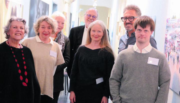 Sie zeigen gemeinsam ihre Werke, die zum grossen Teil in der Alpinit selbst entstehen (von links): Rita Merten, Veronika Becker, Ursula Frischknecht, Ueli Merten, Franziska Beyeler, René Rohr und Manuel Merten. Bild: Chregi Hansen