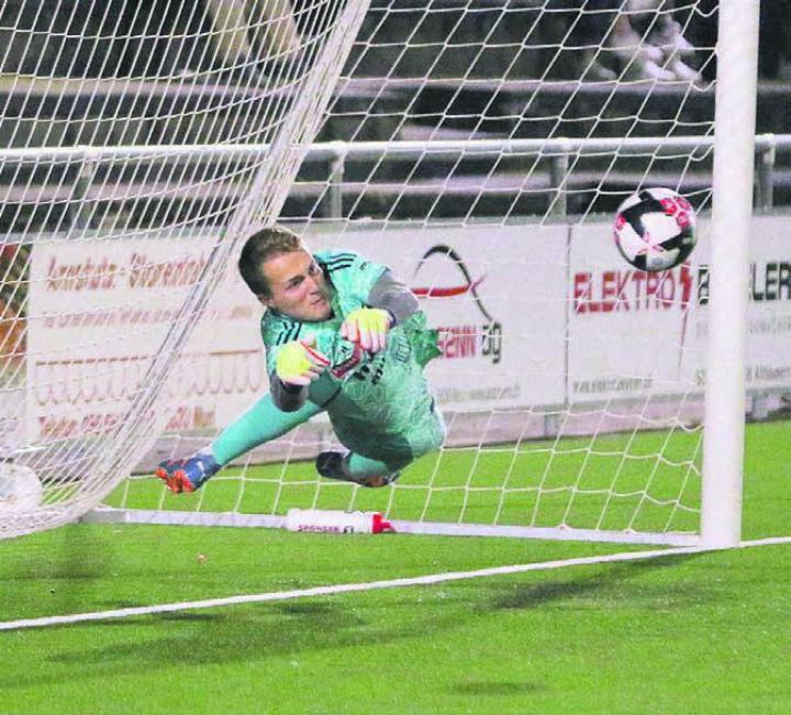 Aarau-Leihgabe Bryan Huber im Muri-Tor hält ausgerechnet gegen seinen Verein einen Penalty. Shkelqim Demhasaj ist am 17-Jährigen gescheitert.