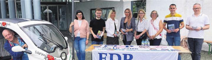 Die FDP an der Standaktion in Wohlen (v. l.): Mäni Baur, Sarmenstorf; Susan Diethelm, Oberlunkhofen; Lionel Zingg, Wohlen; Denise Strasser, Wohlen; Aferdita Sokolaj, Bremgarten; Susanne Gygax, Widen; Lucia Ambühl-Riedo, Sarmenstorf; Tim Hoffmann, Tägerig; Peter Werder, Bremgarten. Bild: zg