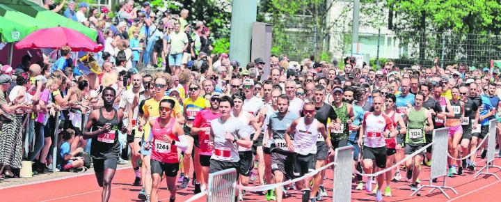 Start des Hauptlaufs über 10 km. Sieger Eric Muthomi Riungu (ganz links, Nummer 78) lief schon von Beginn an vorne weg. Der Kenianer siegte in starken 32 Minuten und 23 Sekunden. Bilder: Stefan Sprenger (5), Alexander Wagner (3), zg (1)