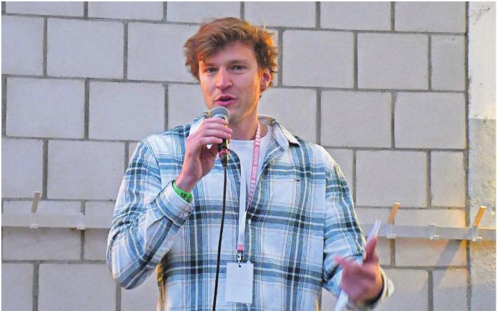 Jonas Arnet, Präsident des Vereins für Kultur Wohlen, bedankt sich in seiner Rede für den Rückhalt seitens der Gemeinde und der Behörden und lobt die gute Zusammenarbeit in allen Belangen. Bild: Monica Rast Jonas Arnet, Präsident des Vereins für Kultur Wohlen, bedankt sich in seiner Rede für den Rückhalt seitens der Gemeinde und der Behörden und lobt die gute Zusammenarbeit in allen Belangen. Bild: Monica Rast