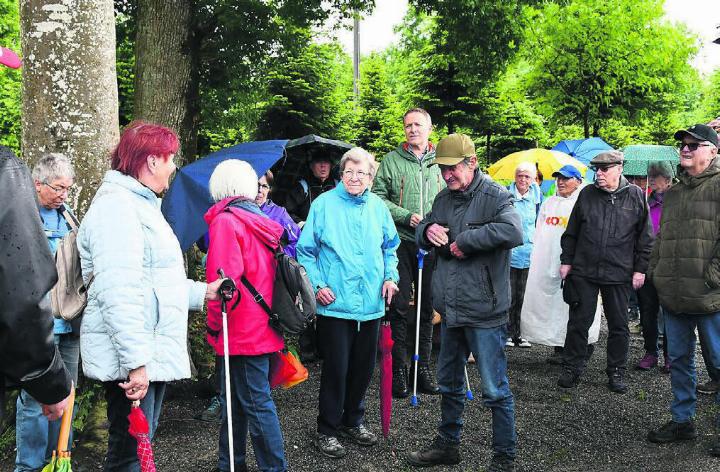 Die Senioren trotzen dem Regen und lassen sich den Waldumgang nicht entgehen. Bild: mo