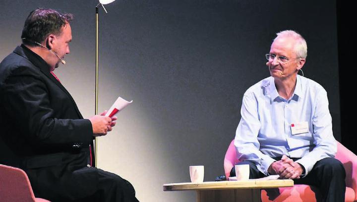 Kabarettist Florian Rexer (links) interviewte ganz locker Verwaltungsratspräsident Hans-Ulrich Pfyffer. Bilder: Daniel Marti