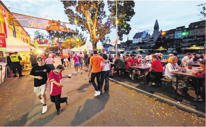 Eine Erfolgsgeschichte: Bereits zum siebten Mal lädt Bremgarten im Sommer zum Reussfoodfestival mit seiner unvergleichlichen Atmosphäre – heuer zeitgleich mit der WM. Wie 2024 dürfte man hier an Schweizer Spieltagen also manch rotes T-Shirt erspähen. 
Bilder: Archiv/huy