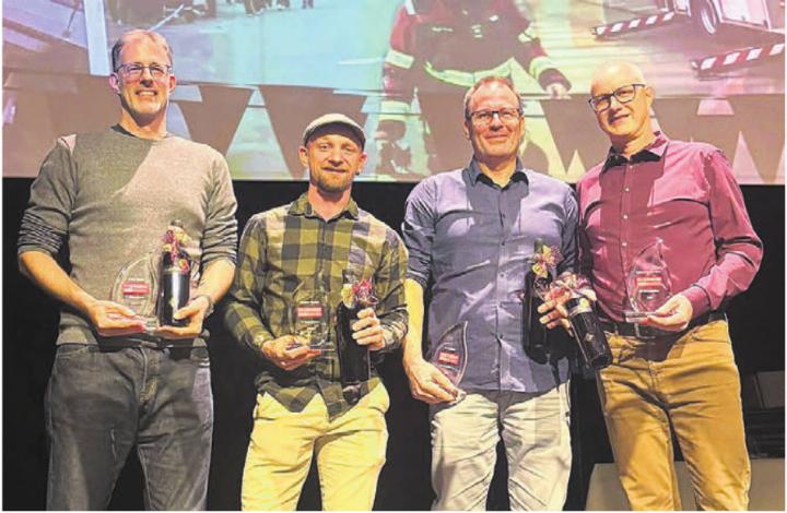 Zusammen 74 Jahre für die Feuerwehr im Einsatz (von links): Simon Lang, Roman Schuler, Erich Gsell und Christof Hübscher. Bild: zg
