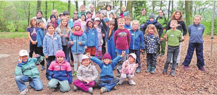 Auf Entdeckungstour und Rettungsmission: Die Kids und ihre Betreuer geniessen die Zeit in der Natur mit gemeinsamen Spielen und Entdeckungstouren. Bilder: Monica Rast