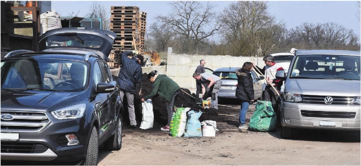 Es herrscht am Komposttag ein grosser Andrang vor dem Komposthaufen. Vielen nutzen die Gelegenheit, das wertvolle Gut gratis beziehen zu können. Bild: Monica Rast
