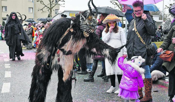 23. Februar 2025: Ein kleines Mädchen geniesst seine erste Fasnacht und lässt sich ohne Scheu auf ein High Five mit einem Krampus ein. Bild: Archiv/mo