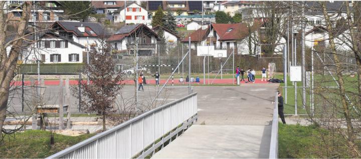 Container-Züglete vom Oberdorfweg: Im Bünzmatt und im Junkholz auf dem Hartplatz (Bild) werden je ein Provisorium für sechs Abteilungen die Schulraumprobleme entschärfen. Bild: Daniel Marti Container-Züglete vom Oberdorfweg: Im Bünzmatt und im Junkholz auf dem Hartplatz (Bild) werden je ein Provisorium für sechs Abteilungen die Schulraumprobleme entschärfen. Bild: Daniel Marti